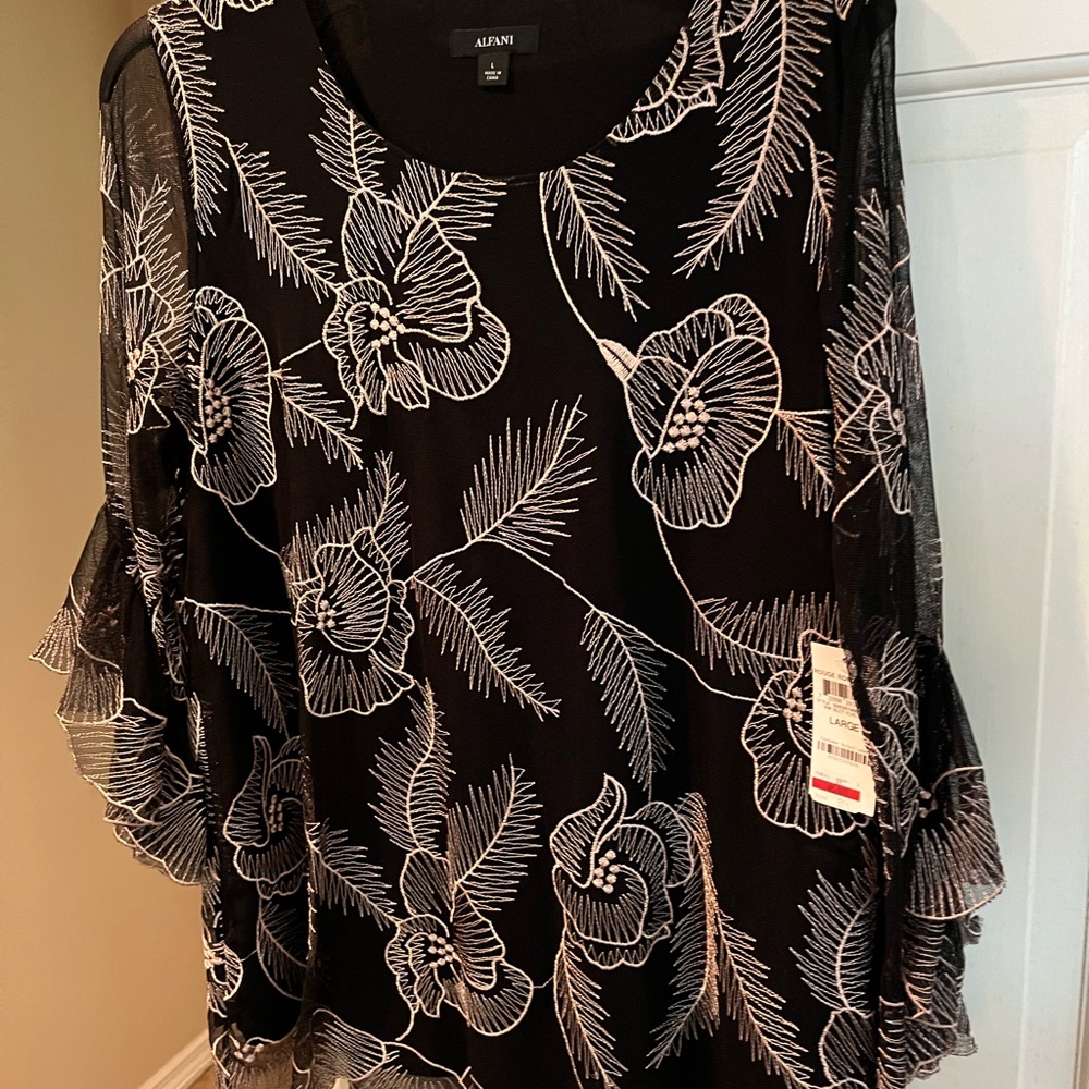 NWT Alfani dressy top with 3/4 flowy sleeves